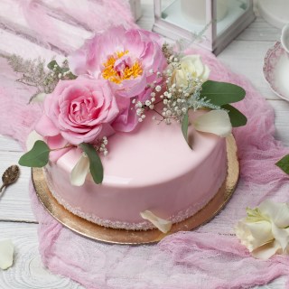 Клубничный торт с безе и ванильным муссом. Оформление живыми цветами